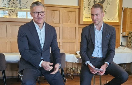 Il CEO di PostFinance Beat Röthlisberger (a sin.) parla con David C. Sutter all’evento del RC Sissach-Oberbaselbiet (Foto: mad)